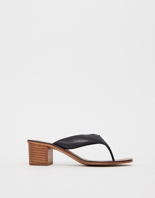 Timeless Leather Thong Sandals in Black