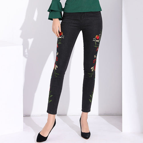 Embroidery Capri Black Jeans