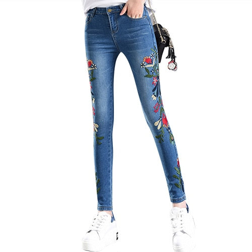 Embroidery Capri Black Jeans